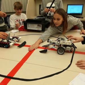 Uczestnicy warsztatów robotycznych LEGO podczas zajęć praktycznych.